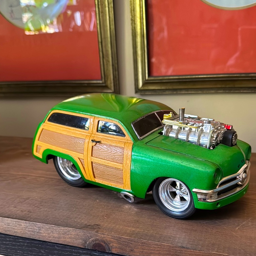 💚✅🦖🍏Green and Tan Toy Car